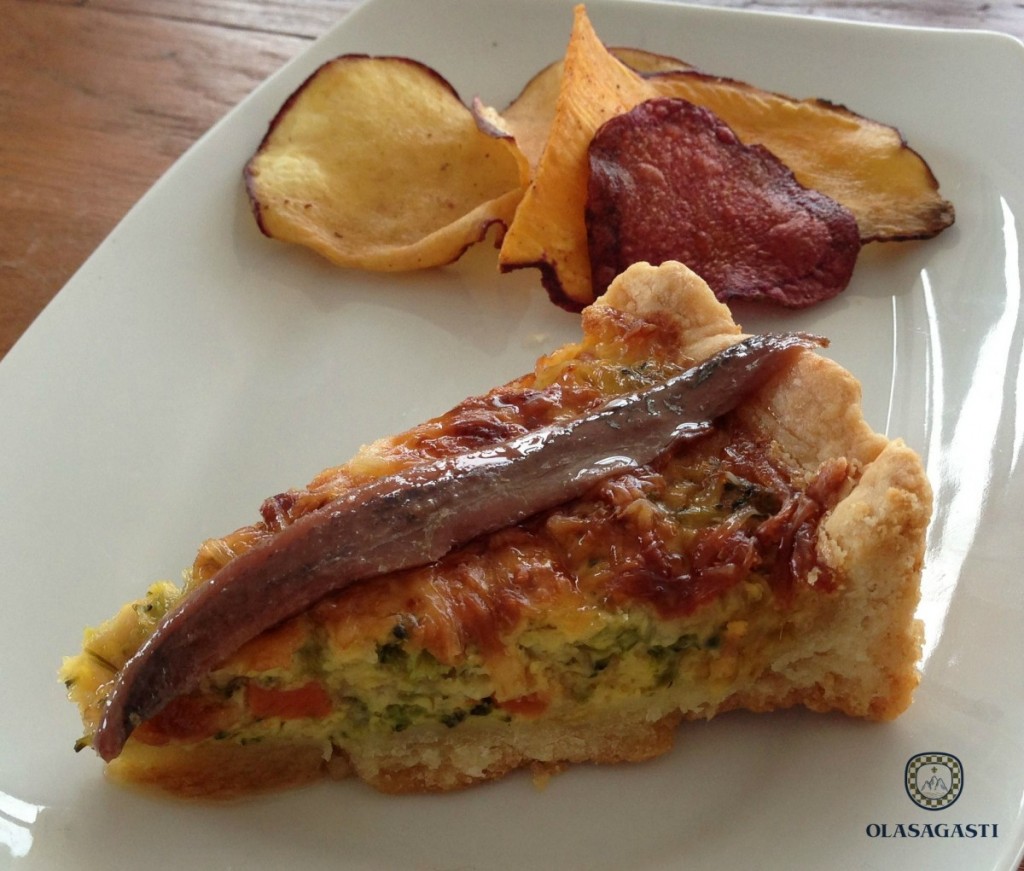 Quiche de verduras y filete de anchoa del Cantábrico en salazón
