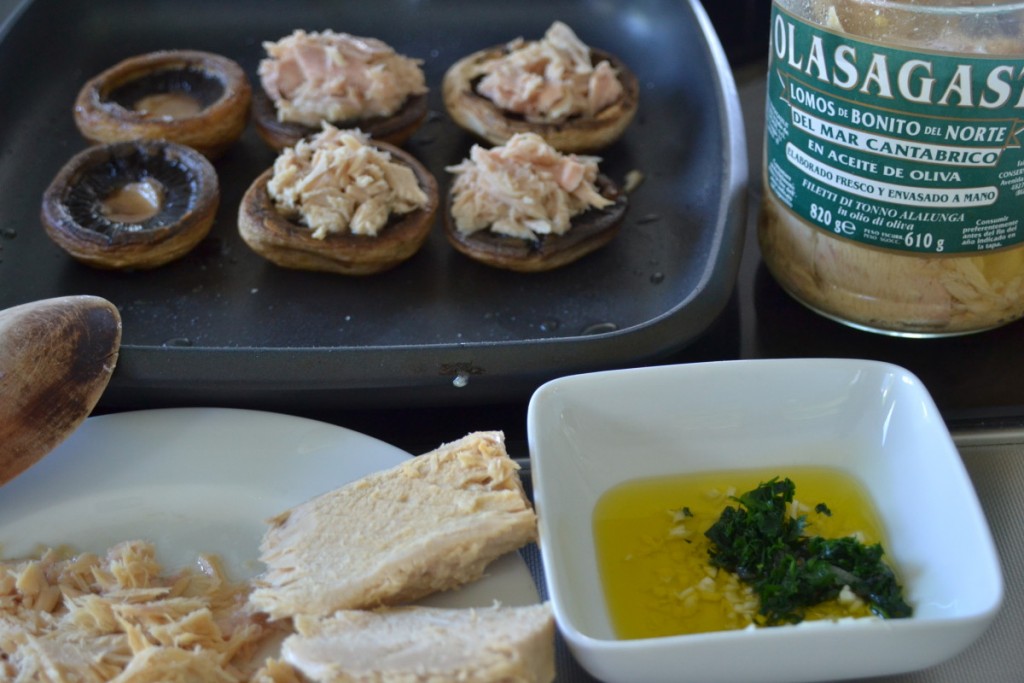 stuffing mushrooms with Olasagasti white tuna, olive oil, ail and persil. Mushrooms at la rioja