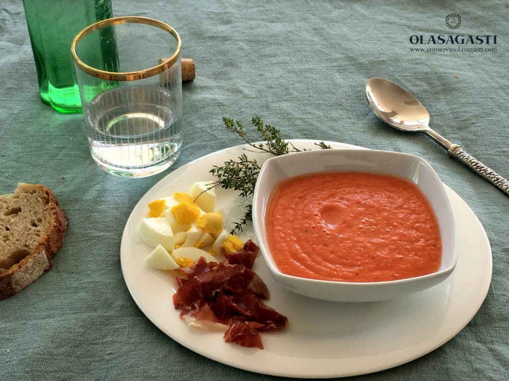 Sopa de tomate con guarnición de huevo cocido y jamón ibérico