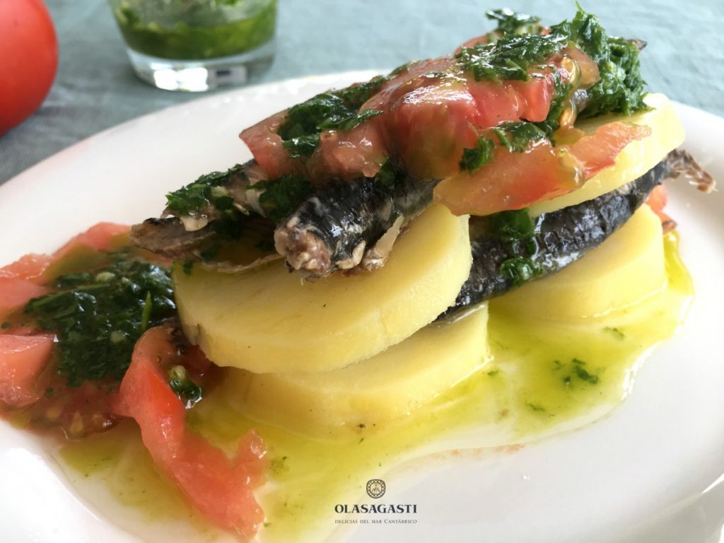 Plato ya listo con la receta marinera con anchoas y salsa verde
