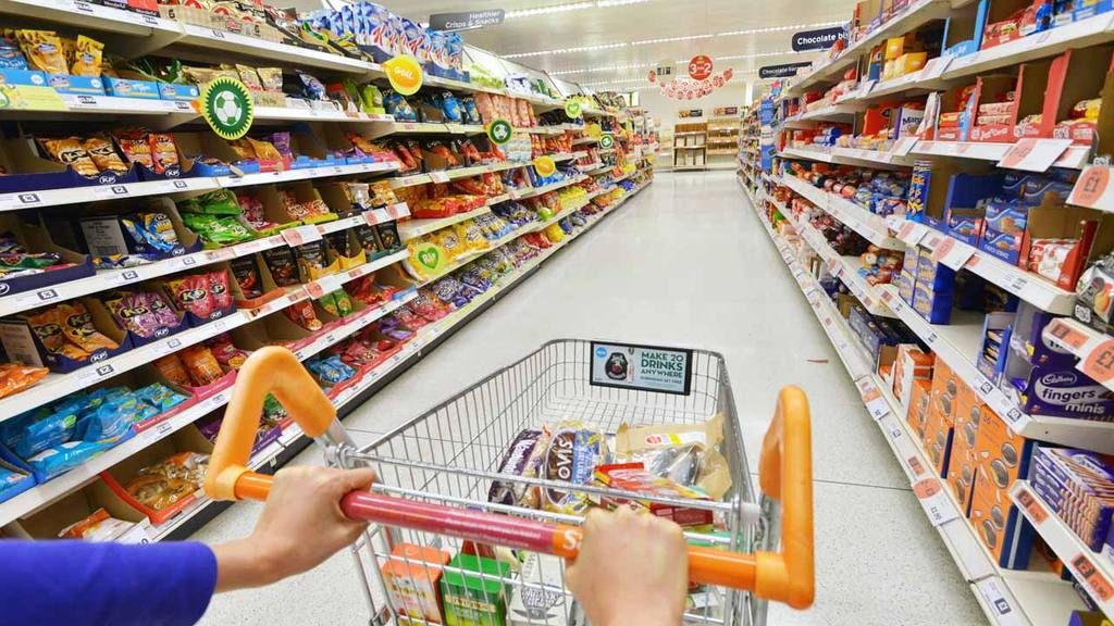 Estantes de supermercado con productos poco saludables.