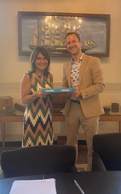 Cristina Orlando, Administradora de Olasagasti Italia, entrega los libros societarios a Reinhard Korner, director general de Glatz.